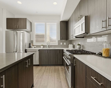 2753 Waverly Drive - Photo Thumbnail 6