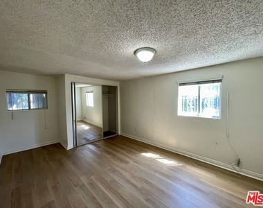 3421 Walton Avenue - Photo Thumbnail 11