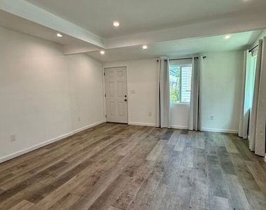 1438 11th Street - Photo Thumbnail 4