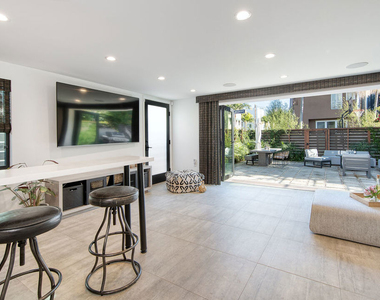 5317 Pacific Avenue - Photo Thumbnail 1