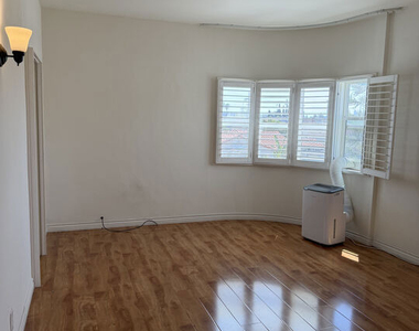 839 N Alexandria Avenue - Photo Thumbnail 4