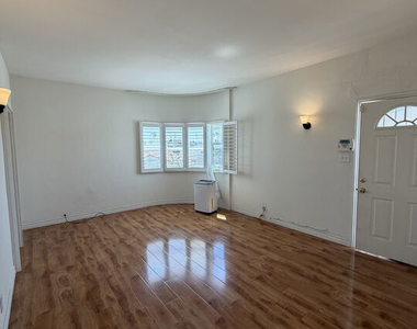 839 N Alexandria Avenue - Photo Thumbnail 3