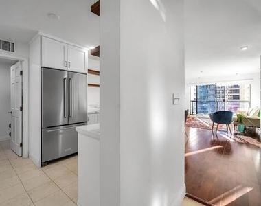 10724 Wilshire Boulevard - Photo Thumbnail 2