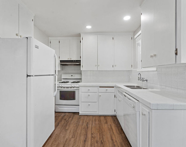 815 Crestmoore Place - Photo Thumbnail 11