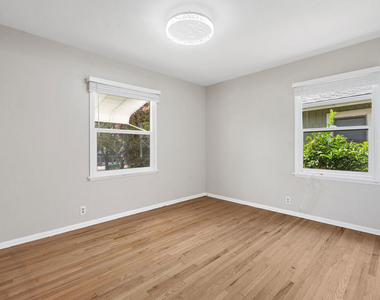 815 Crestmoore Place - Photo Thumbnail 13
