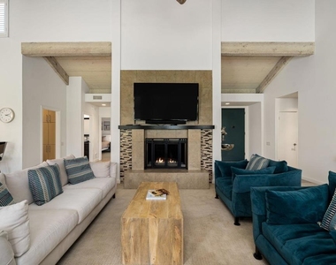 521 Desert West Drive - Photo Thumbnail 12
