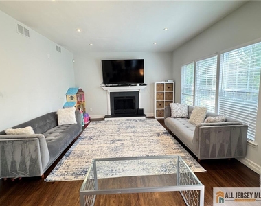 432 Jarrard Street - Photo Thumbnail 9