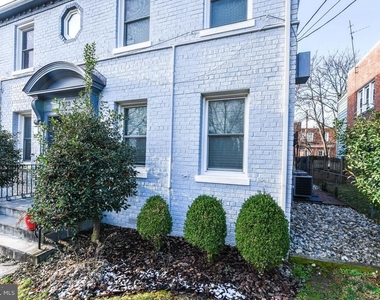 913 Quincy Street Ne - Photo Thumbnail 2