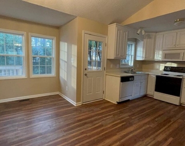 212 Walnut Creek Drive - Photo Thumbnail 5