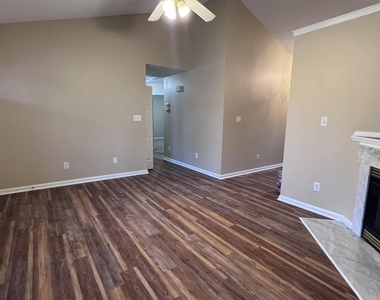 212 Walnut Creek Drive - Photo Thumbnail 4