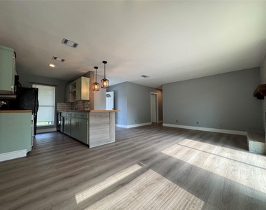 3520 Roanoke Dr - Photo Thumbnail 6
