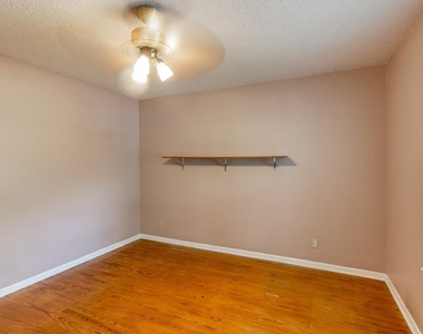 913 E 53rd 1/2 St - Photo Thumbnail 10