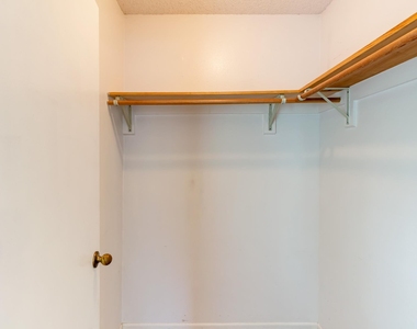 913 E 53rd 1/2 St - Photo Thumbnail 15