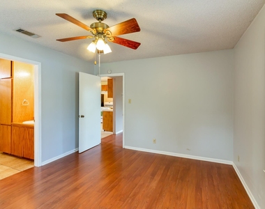 913 E 53rd 1/2 St - Photo Thumbnail 13