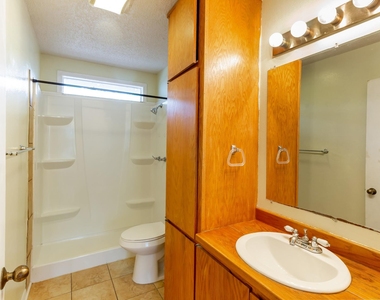 913 E 53rd 1/2 St - Photo Thumbnail 16