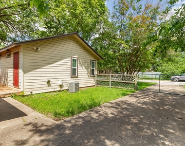 913 E 53rd 1/2 St - Photo Thumbnail 17