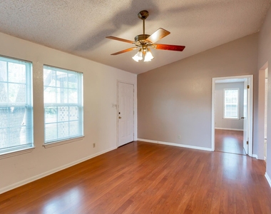 913 E 53rd 1/2 St - Photo Thumbnail 2