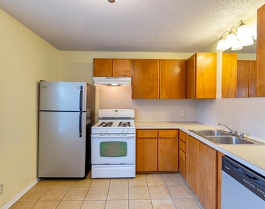 913 E 53rd 1/2 St - Photo Thumbnail 6