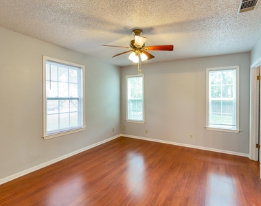 913 E 53rd 1/2 St - Photo Thumbnail 14