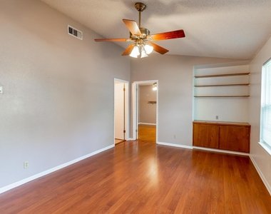 913 E 53rd 1/2 St - Photo Thumbnail 4
