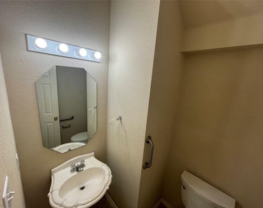 1211 Peyton Pl - Photo Thumbnail 13