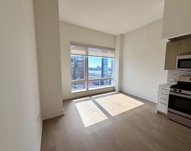 555 10th Avenue - Photo Thumbnail 1