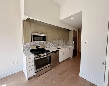 555 10th Avenue - Photo Thumbnail 3