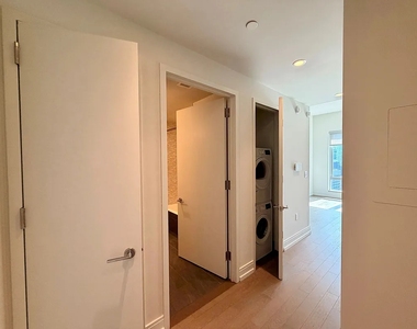 555 10th Avenue - Photo Thumbnail 4