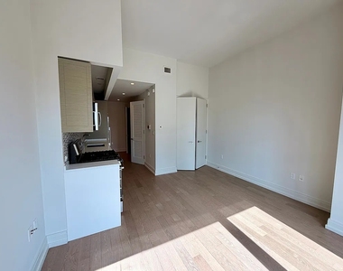 555 10th Avenue - Photo Thumbnail 2
