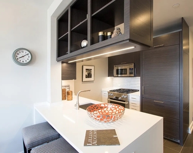 555 10th Avenue - Photo Thumbnail 2