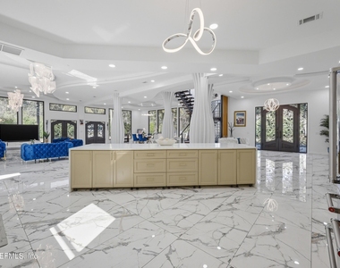 1450 Wentworth Avenue - Photo Thumbnail 12