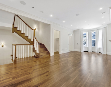 105 W Chestnut Street - Photo Thumbnail 3