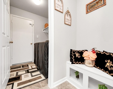 2918 Silverhorn Lane - Photo Thumbnail 21