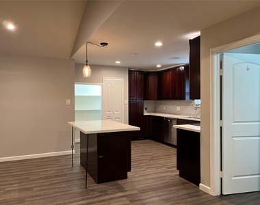 304 S Shadowbend Avenue - Photo Thumbnail 7