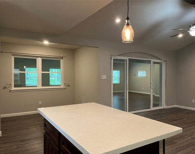 304 S Shadowbend Avenue - Photo Thumbnail 10