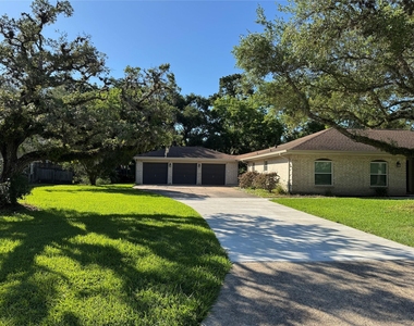 304 S Shadowbend Avenue - Photo Thumbnail 1