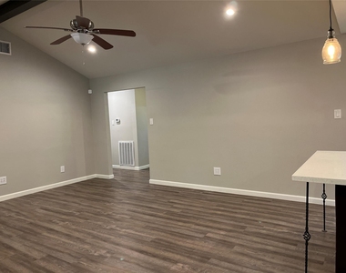 304 S Shadowbend Avenue - Photo Thumbnail 18