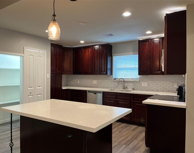 304 S Shadowbend Avenue - Photo Thumbnail 8