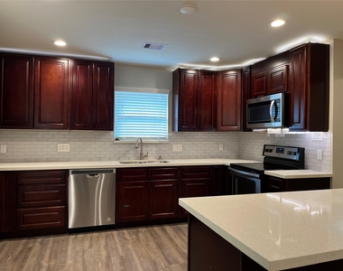 304 S Shadowbend Avenue - Photo Thumbnail 9