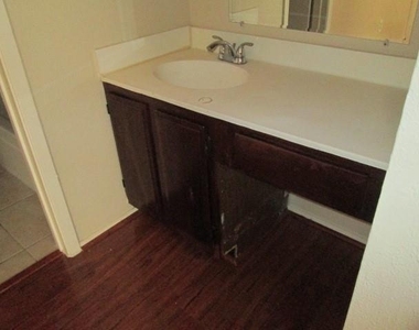 811 Whispering Pine Drive - Photo Thumbnail 13