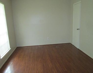 811 Whispering Pine Drive - Photo Thumbnail 14