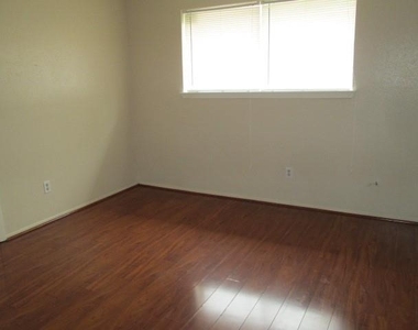 811 Whispering Pine Drive - Photo Thumbnail 10