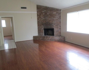 811 Whispering Pine Drive - Photo Thumbnail 2