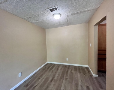 10235 Algiers Road - Photo Thumbnail 3