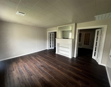1805 E North Street - Photo Thumbnail 3