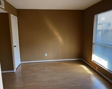 2100 Wilcrest Drive - Photo Thumbnail 11