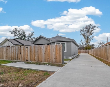 4309 Beggs Street - Photo Thumbnail 2