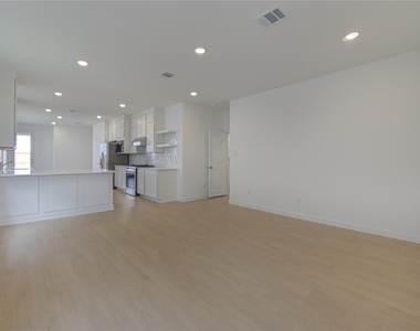 1047 Blue Stone Drive - Photo Thumbnail 7