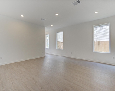 1047 Blue Stone Drive - Photo Thumbnail 9