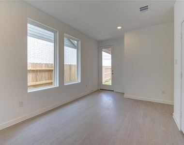 1047 Blue Stone Drive - Photo Thumbnail 23